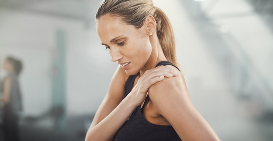Woman-at-the-gym-experiencing-shoulder-pain