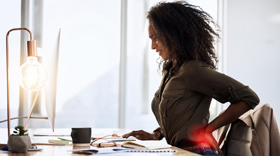 Woman-sitting-at-desk-with-back-pain