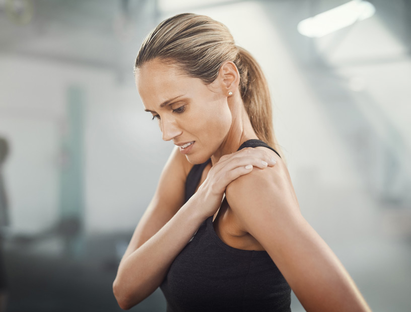 Woman-at-the-gym-experiencing-shoulder-pain